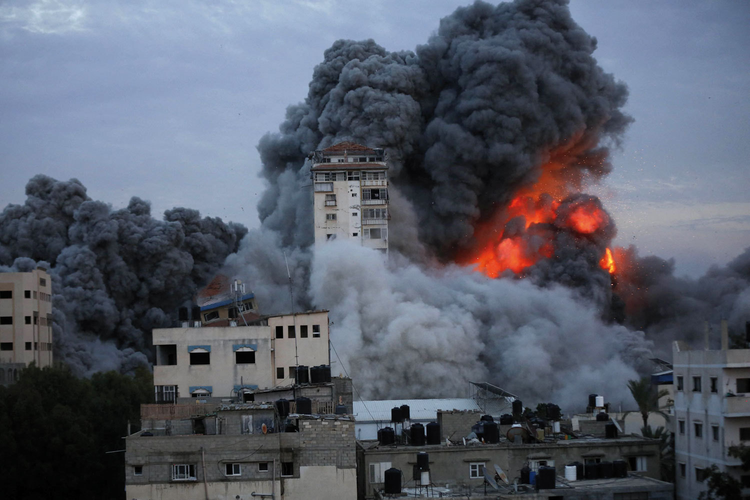 Israel-Hamas. Bombardamente intense ale Israelului asupra Fâşiei Gaza după expirarea armistiţiului - razboi-1701509287.jpg