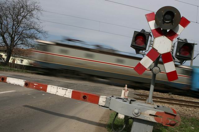 Momente de groază în Franța: un tren de pasageri a rulat zeci de km fără a putea fi oprit - raziebarieratrenpasajcaleferata-1445601232.jpg
