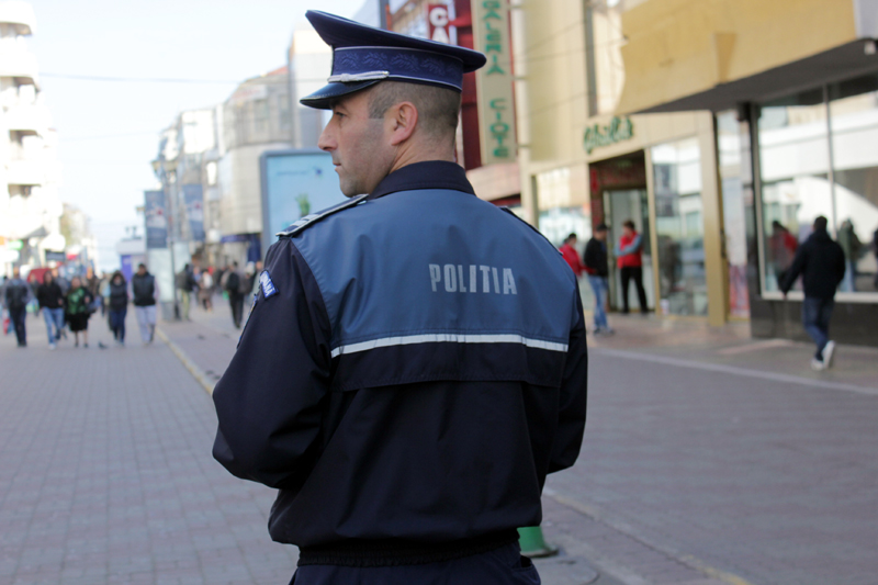 Polițiștii din Constanța au ieșit în stradă: au dat amenzi și au confiscat țigări - razieinpiataabator1389372555-1394727117.jpg