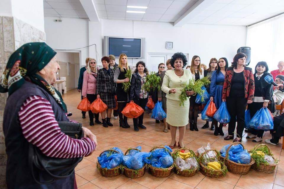 Femeile din Organizația Județeană a PSD Constanța, fapte bune în prag de sărbători - received1042459189279252-1556268721.jpg