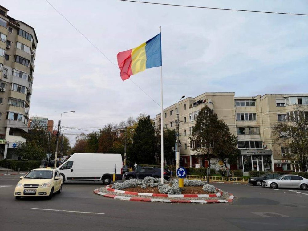 Ziua Națională a României / Steagul țării,  arborat în 14 intersecții din Constanța - received515915939257635-1573901232.jpg