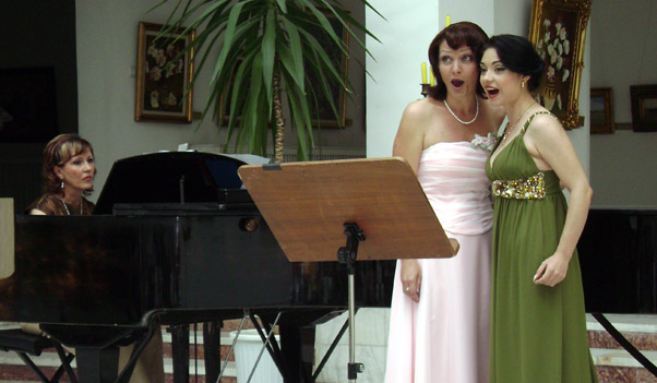 Roxana Bageac și Stela Sîrbu, în premieră în duet, la Muzeul de Artă - recital-1313680292.jpg