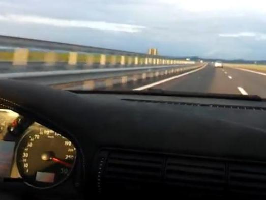 VIDEO. Filmat cu 240 km/h pe Autostradă, se laudă că a dat ȘPAGĂ pentru carnet - recordvitezaautostradasoarelui24-1386500700.jpg