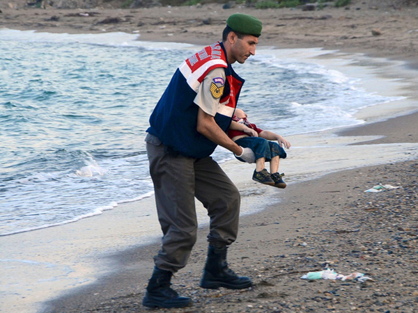 Corpurile a 41 de migranți morți, găsite pe o plajă - refugiatmort-1469432235.jpg