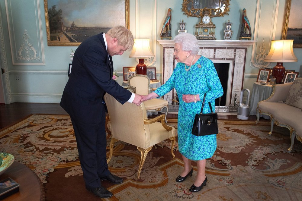 Regina Elisabeta şi Boris Johnson s-au întâlnit fizic pentru prima oară de la instituirea restricţiilor anti-COVID-19 - reginaelisabeta-1624558758.jpg