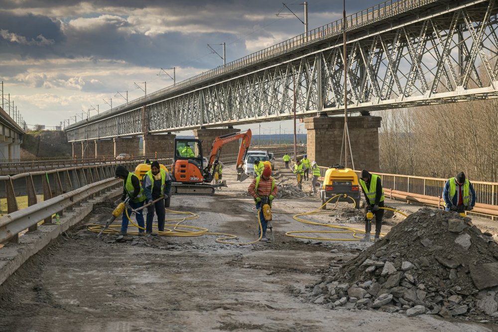 Se lucrează intens la repararea podului de la Cernavodă! „Nu mai vrem gropi!” - reparatiipodcernavoda5-1617039624.jpg