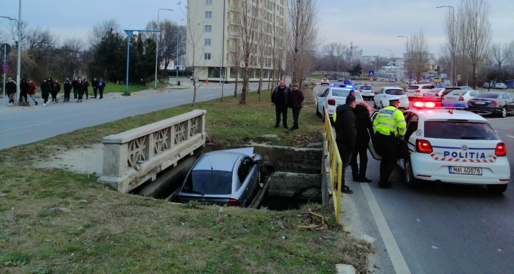 Constănțeanul care a plonjat cu mașina în canal, în Mamaia, a fost reținut - retinutmasinacanal-1578691177.jpg