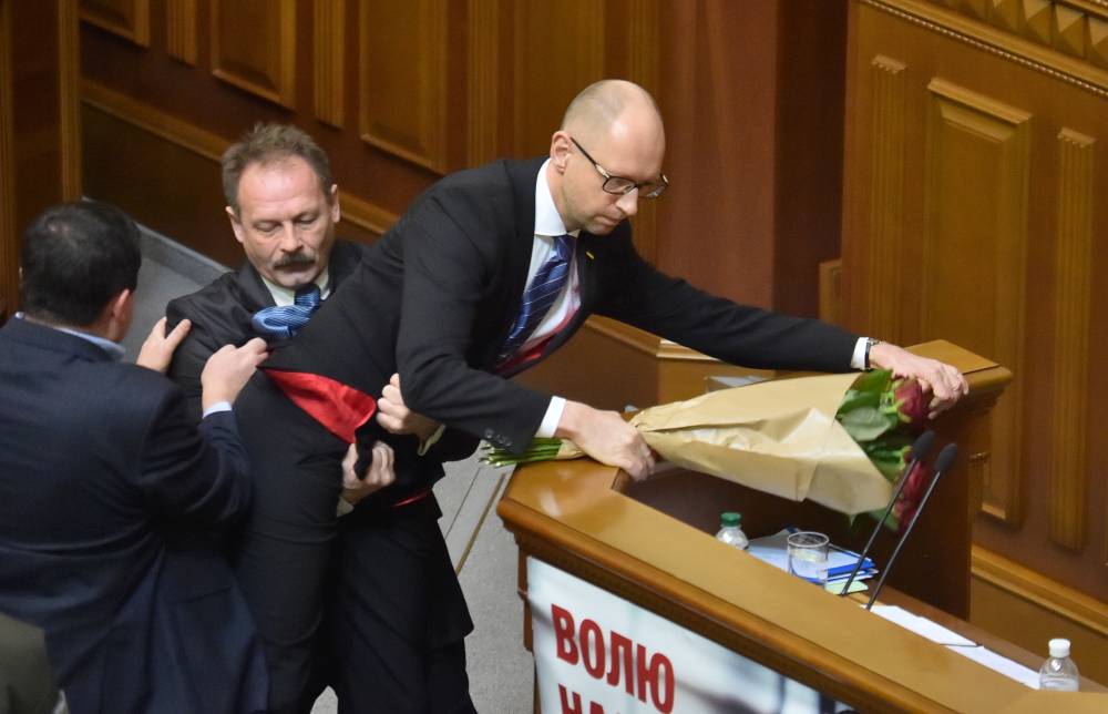 Ucraina: Confruntări în Parlament, după ce premierul a fost atacat de un coleg de coaliție - revolta-1449855031.jpg
