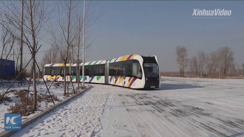 Revoluție în transportul public. China introduce un tramvai fără șine și fără vatman - revolutieintransport-1550107779.jpg