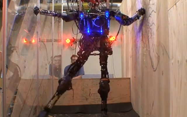 VIDEO. Terminator devine realitate! Iată Robotul care va înlocui soldații - robot-1351256308.jpg