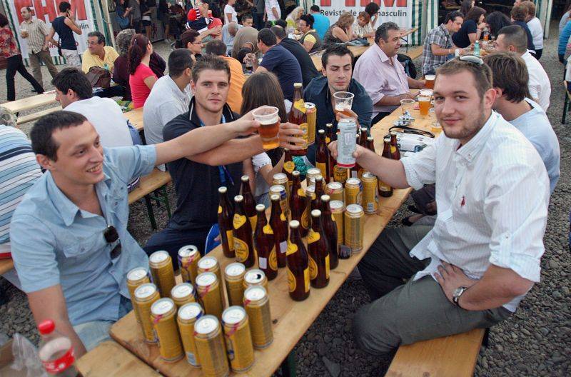 Românii au băut mai mută bere în 2015 - romaniiaubaut-1444738143.jpg