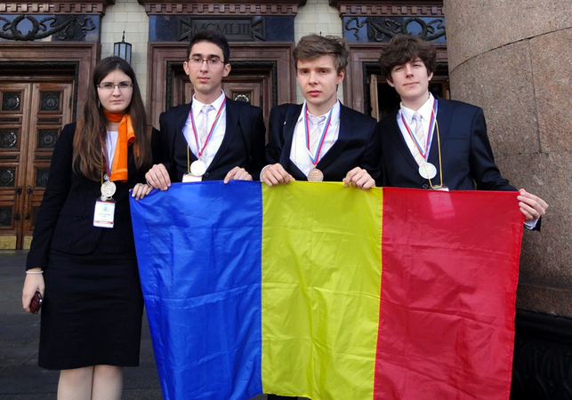 Elevi români, medaliați  la Olimpiada Internațională de Chimie - romaniimedaliati-1406651551.jpg