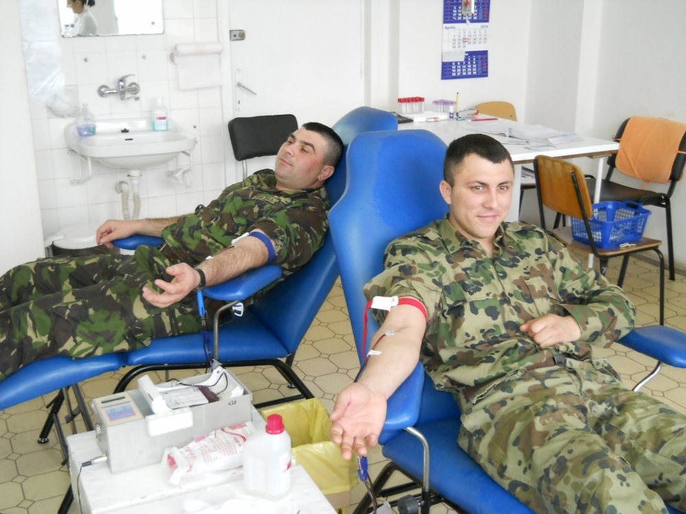 Militarii donează sânge. 