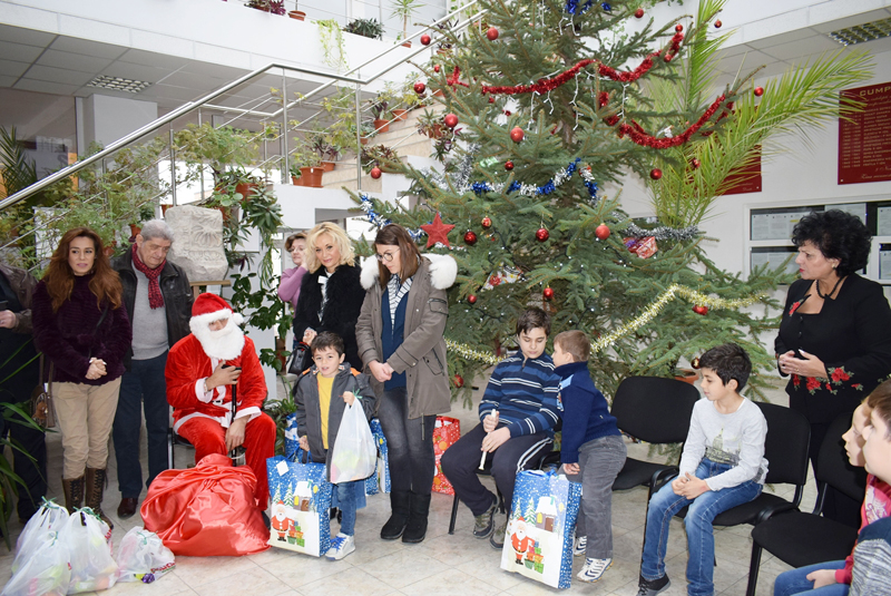 Daruri sub pomul de Crăciun, pentru 10 copii din Cumpăna - rotarycumpana-1513617540.jpg