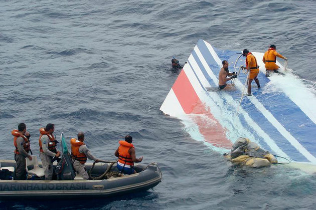 Două avioane s-au ciocnit în aer și s-au prăbușit în Oceanul Pacific - rtr24fzv-1454757644.jpg