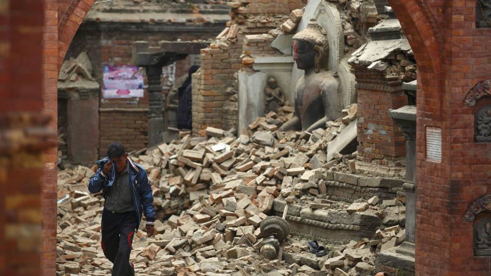 Video șocant surprins în momentul cutremurului din Nepal - rtx1aas7-1430483496.jpg
