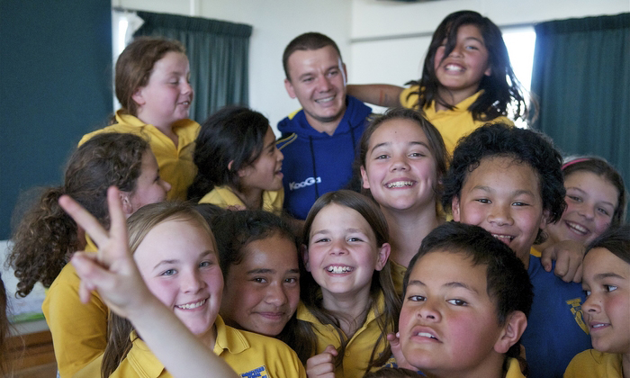 Cine este faristul care se pozează alături de eleve în Noua Zeelandă - rugby-1315423737.jpg
