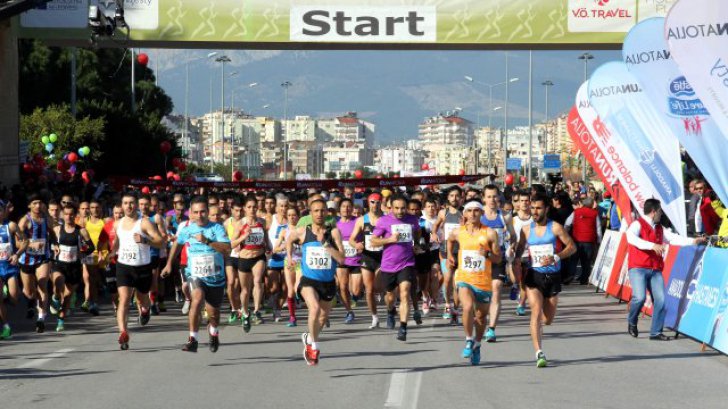 TRAGEDIE la un maraton: Un participant a murit cu 500 de metri înainte de linia de sosire - runatoliamaraton28021100-1488742381.jpg