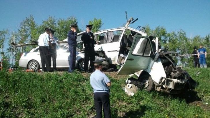 Accident teribil. ZECE MORȚI după ce un camion a zdrobit un microbuz - rusia-1368522361.jpg
