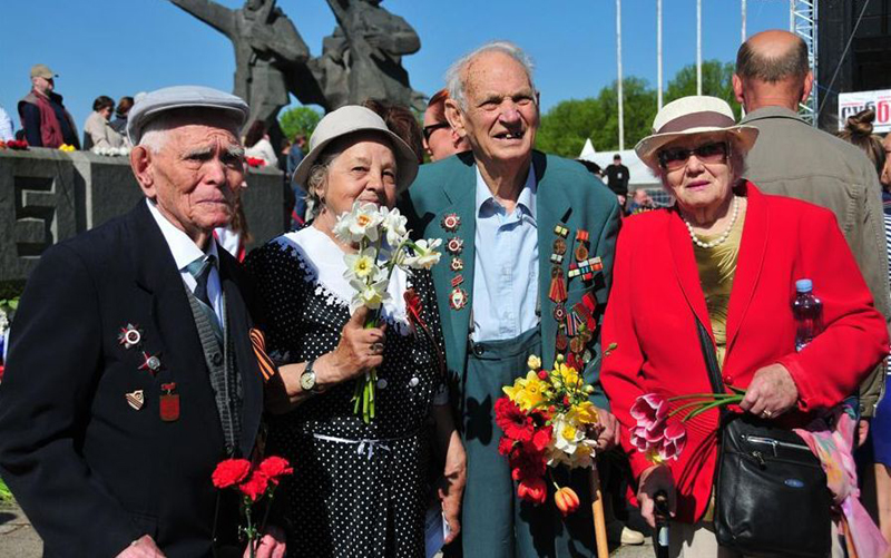 Rușii din Letonia au sărbătorit  victoria sovieticilor asupra naziștilor - rusii-1525957462.jpg
