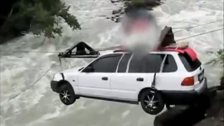 VIDEO. TERIBILISM FĂRĂ LIMITE! Un șofer a traversat cu mașina un râu fără pod - russofermasina06151900-1386492018.jpg