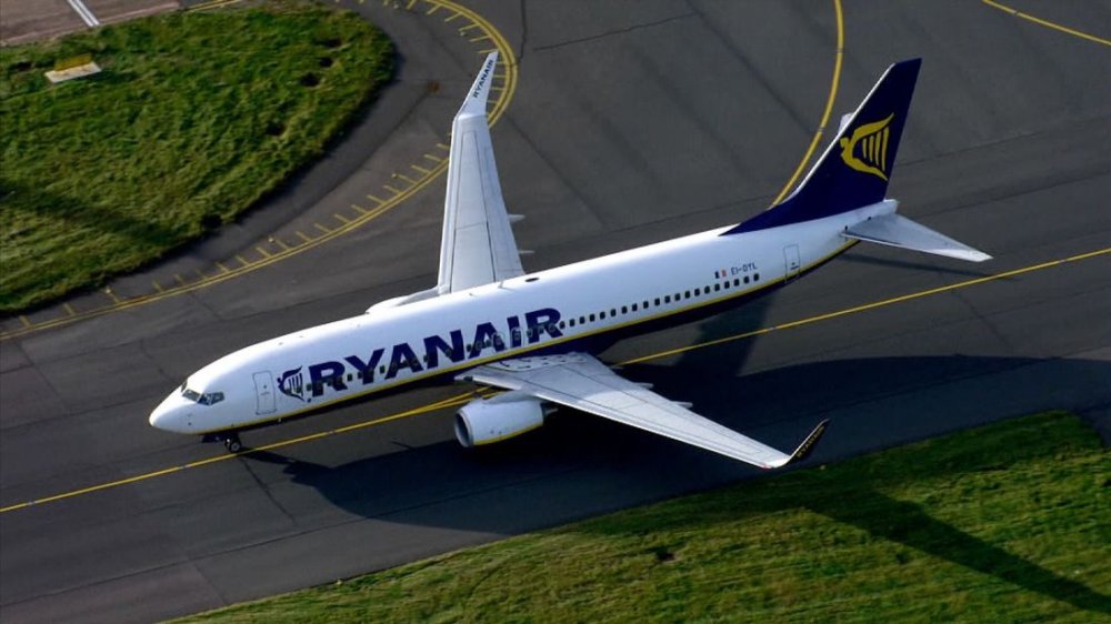 Peste 30 de pasageri Ryanair au fost spitalizați, după ce cabina s-a depresurizat - ryanair-1531565783.jpg