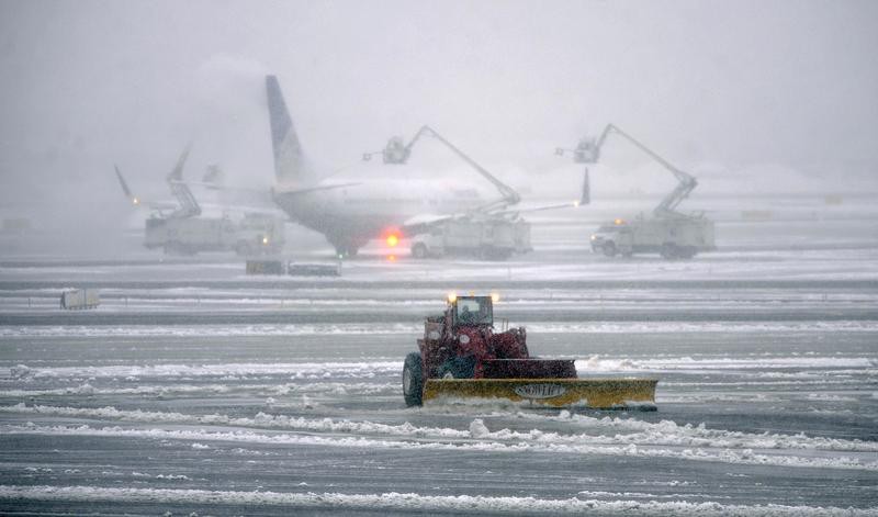 Heathrow a anulat 260 de zboruri din cauza zăpezii - saa-1358703379.jpg