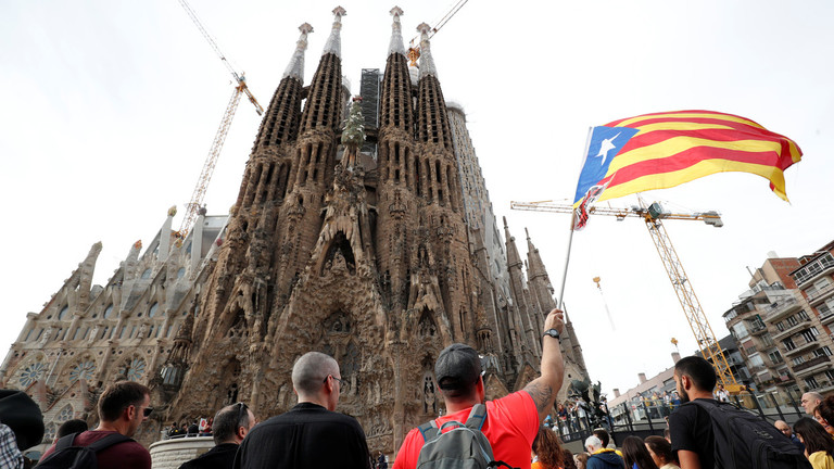 Sagrada Familia a fost închisă din cauza protestelor din Barcelona. Protestatarii au blocat bulevarde întregi - sagradafamilia-1571418451.jpg