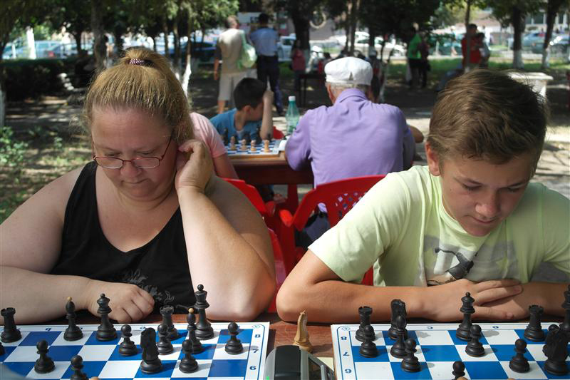 Șah-mat în aer liber, la 40 de grade Celsius! - sah-1439834882.jpg