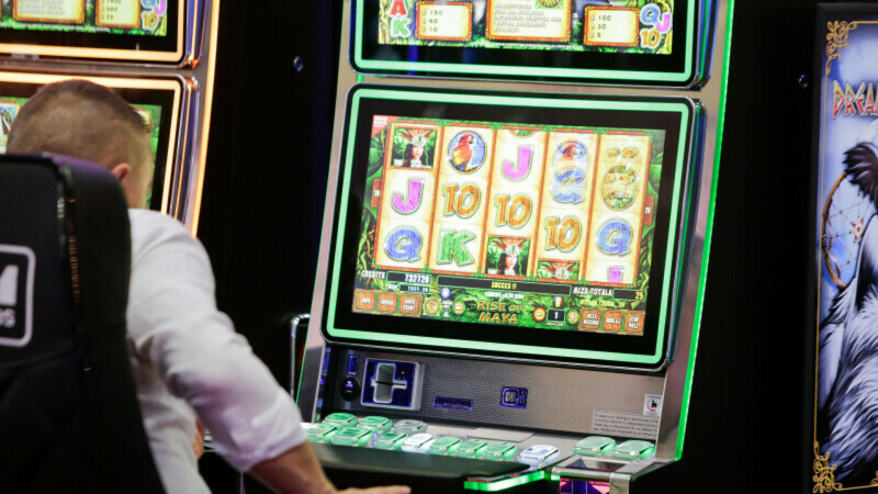 Sălile de jocuri de noroc vor fi închise în toate localitățile cu mai puțin de 15.000 de locuitori. Lege promulgată - salile-de-jocuri-de-noroc-inchis-1713366318.jpg