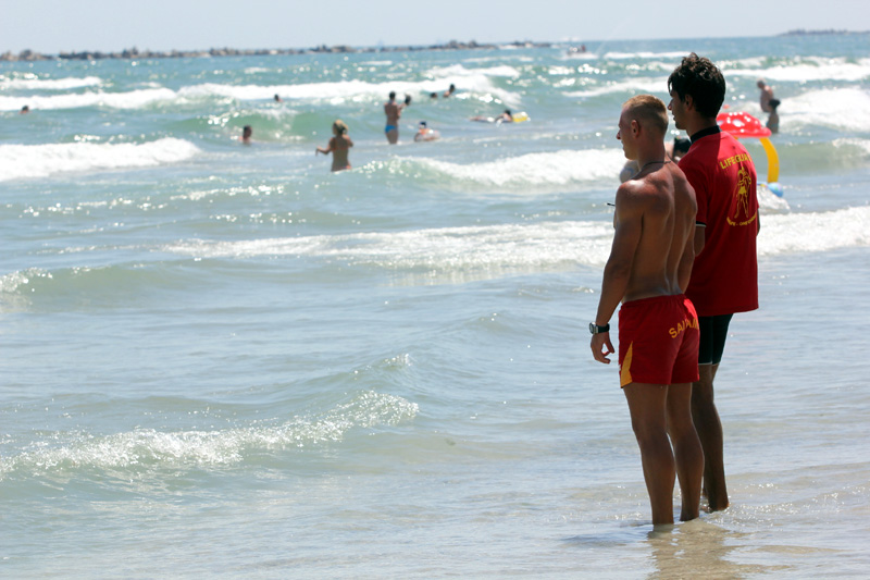 Atenție! STEAGUL ROȘU este arborat pe toate plajele. Un bărbat s-a înecat - salvamarplajamamaia6134583159613-1376651278.jpg