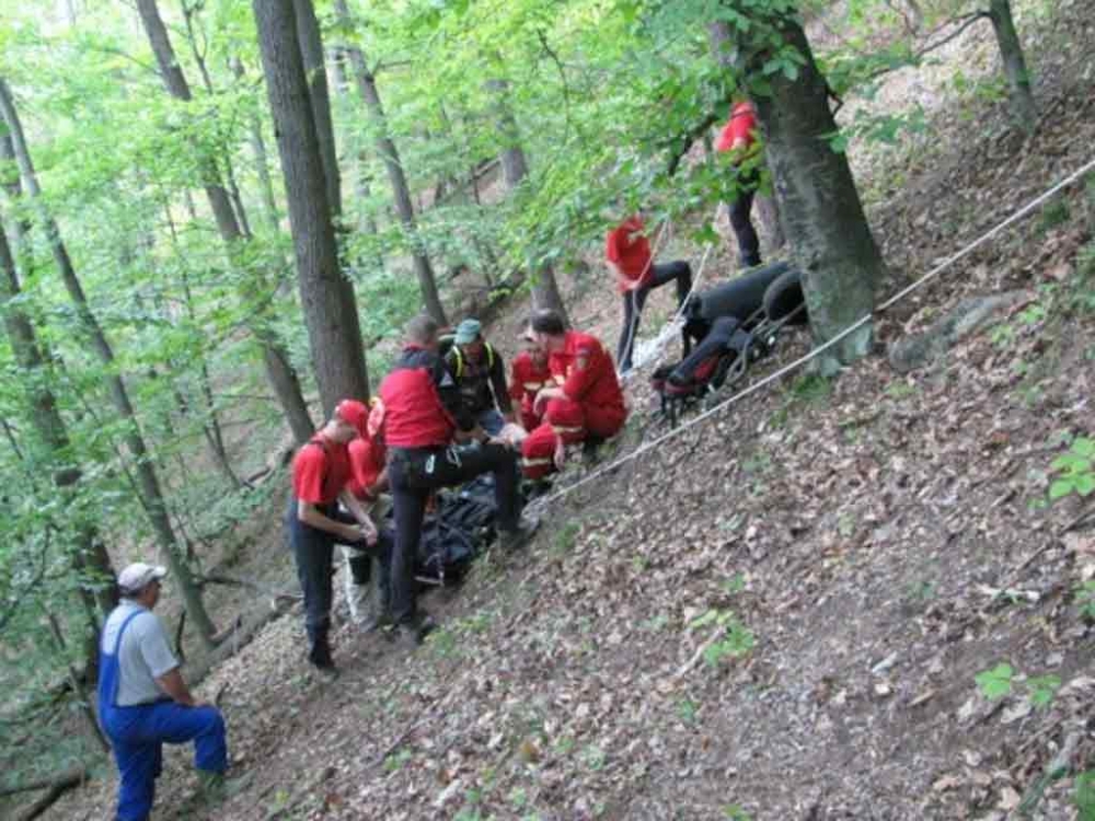 Un turist din Ungaria a căzut într-o prăpastie din județul Brașov - salvamont-1345906415.jpg