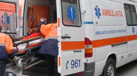 Accident grav în județul Suceava. Cinci oameni au fost răniți - salvare-1349518443.jpg