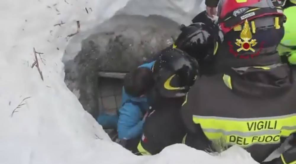 VIDEO / Avalanșă Italia. Primele IMAGINI cu românca și copiii ei salvați - salvare-1484923548.jpg
