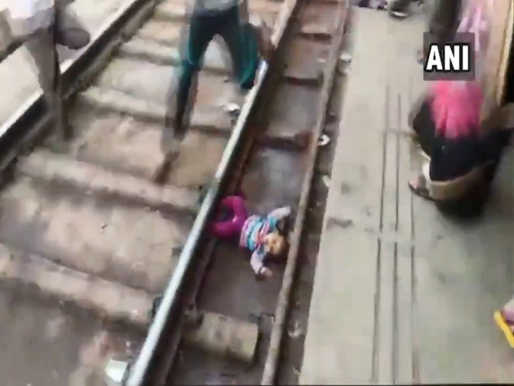 VIDEO / O fetiță de un an a scăpat nevătămată după ce a căzut sub un tren - salvare-1542905930.jpg