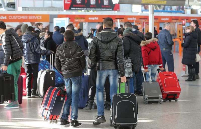Peste jumătate dintre adolescenții români plănuiesc să plece din țară - salvati-copiii-1706009804.jpg