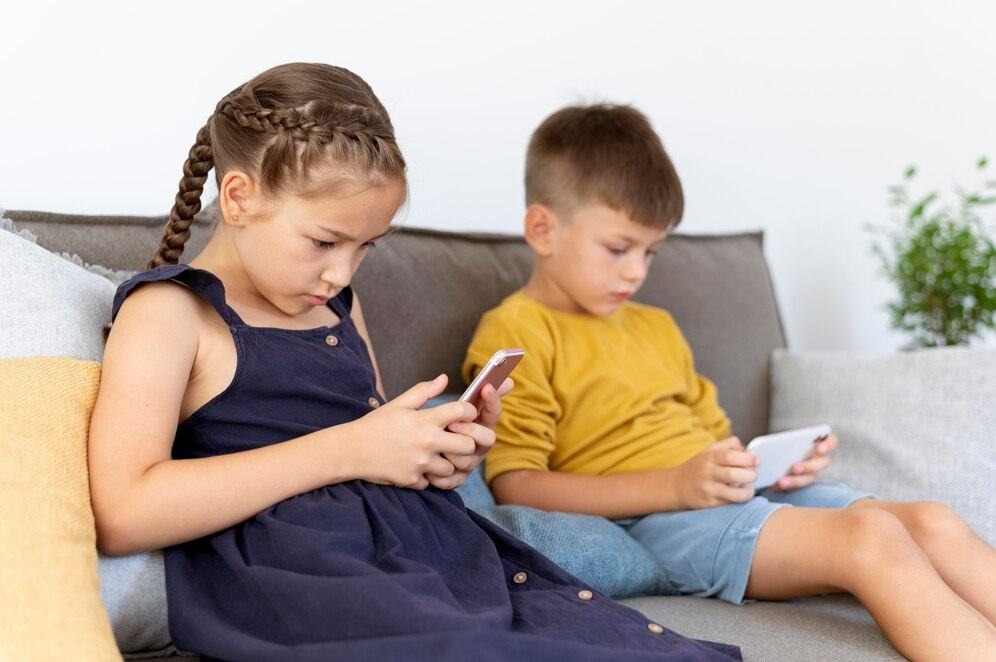 Concluzii îngrijorătoare. Copiii din România folosesc rețelele sociale de la cinci ani - salvati-copiii-1707332078.jpeg