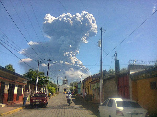Vulcanul San Cristobal din Nicaragua a erupt, determinând evacuarea din zonă a mii de oameni - sancristobalriccirichsilvatwitpi-1347175821.jpg