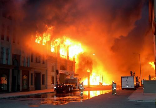Incendiu teribil la New York: Trei dintre clădirile avariate s-au prăbușit - saptecopiiaumuritarsideviiintrun-1427464543.jpg