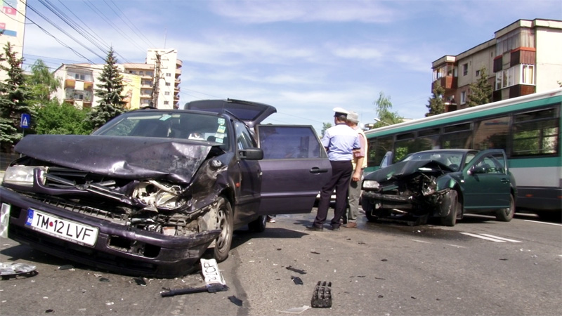 Șapte mașini distruse de un agent de pază băut - saptemasinidistrusecopy-1397233838.jpg
