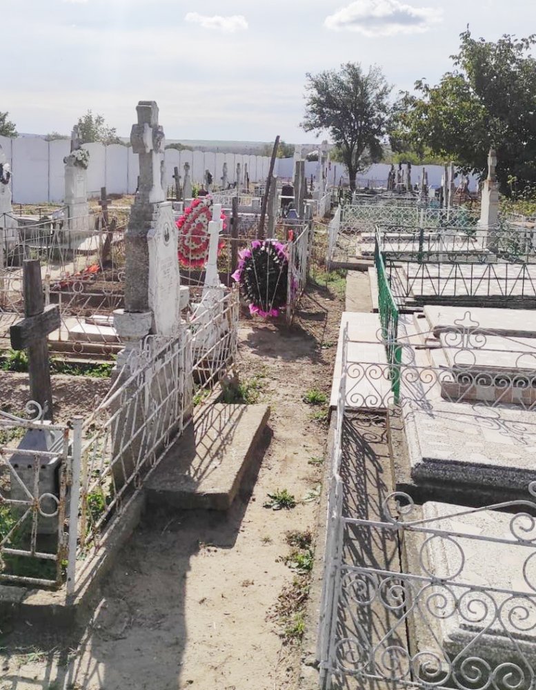 Primăria Saraiu curăţă cimitirele şi curţile bisericilor din localitate - saraiucuratenie-1665674012.jpg