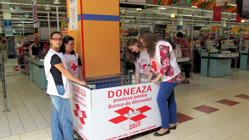 Sărmanii din județul Constanța,  ajutați cu alimente de Crucea Roșie - sarmaniidinjudetul4-1403626781.jpg