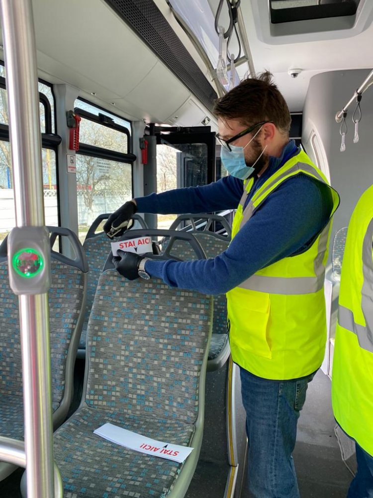 Scaunele din autobuzele CT Bus, marcate pentru a se putea păstra distanța de siguranță - scauneledinautobuze-1584729431.jpg