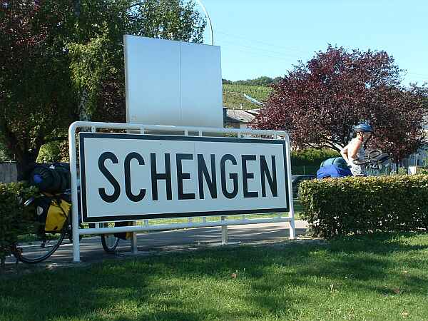 Ce spune premierul Emil Boc despre problemele aderării României la Schengen - schengen1-1319122093.jpg