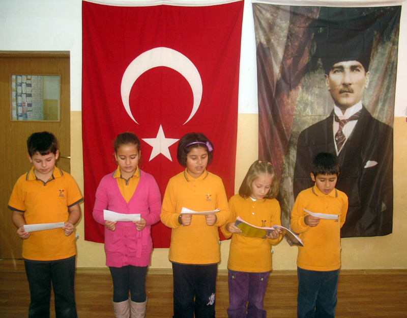În memoria întemeietorului Turciei - scoalaspectrum-1321195225.jpg
