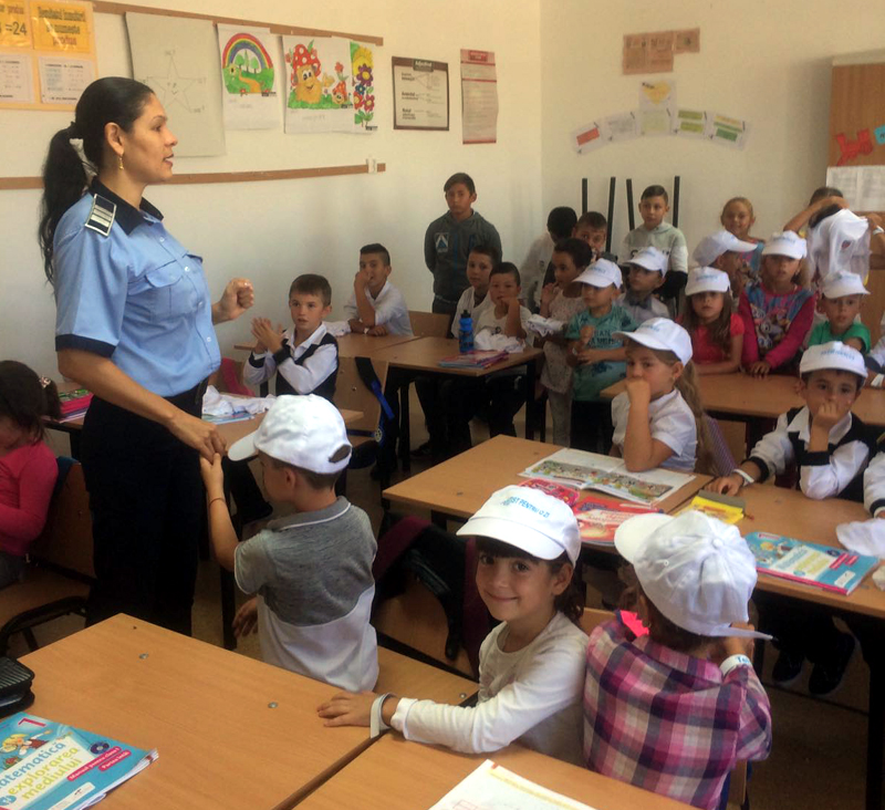 Școlarii și preșcolarii din Constanța, dotați cu brățări de la polițiști - scolarii-1505402268.jpg
