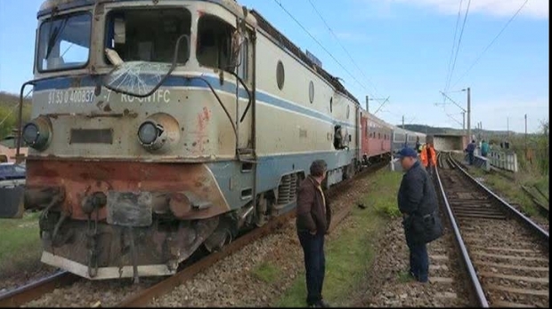Accident feroviar grav. Autobasculantă lovită de un tren, o persoană a fost transportată la spital - screenshotphp62340700-1491988877.jpg