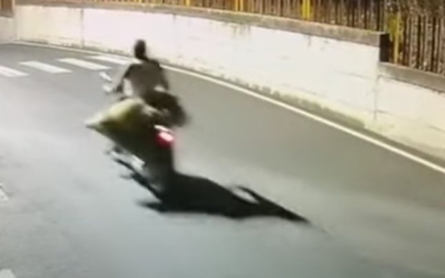 Român, surprins de camere în timp ce căra pe scuter cadavrul prietenului pe care l-a omorât - scuter-1655643351.jpg