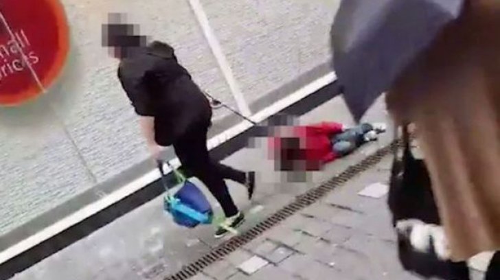 VIDEO SCANDALOS! Femeie filmată târându-și propriul copil cu lesa, pe stradă: 