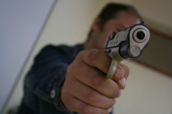 Percheziții în Cernavodă: polițiștii au găsit un pistol la un recidivist - sectevenperchezitiepistol-1428309171.jpg